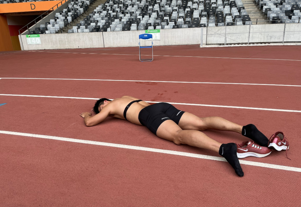 苏炳添累瘫倒地,腿部发达肌肉意外抢眼,网友评论:海参吃不出来_腾讯