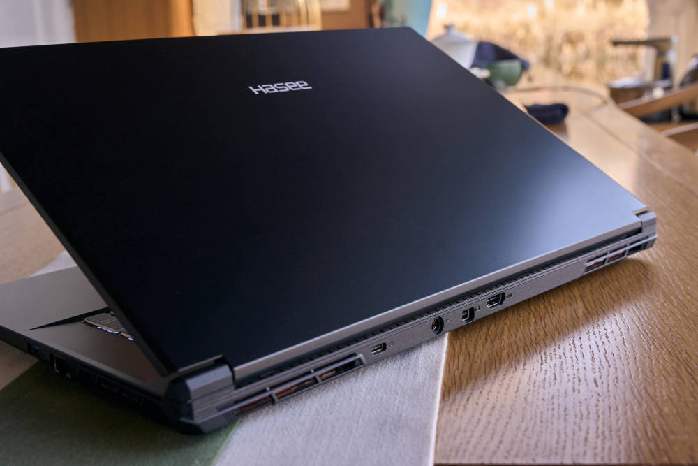 不仅如此,神舟战神g8-da7nt还配备了16gb ddr4 3200内存,并支持双通道