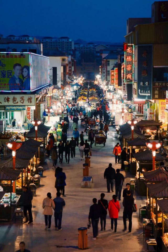 敦煌夜市,工艺品小吃一条街.摄影/余生吉自从石磨在汉朝时被发明.