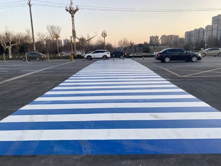 彩色斑马线警示效果突出,醒目的颜色刺激司机的视觉神经,提示司机在