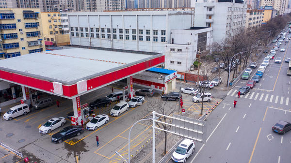 郑州有加油站车辆排了两三公里,"95"还敢加满么?_腾讯新闻