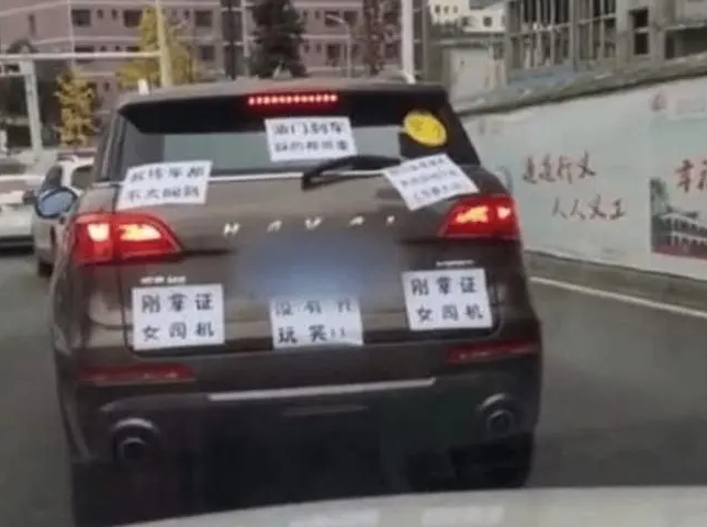 装潢店偶遇0万奔驰 车上16个字亮了 奥迪车主看完笑了 天天看点