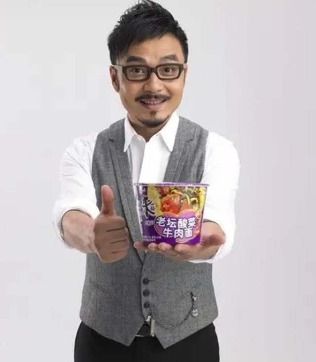 老坛酸菜面遭全网下架!代言人汪涵评论区沦陷,拍摄幕后曝光边吃边吐