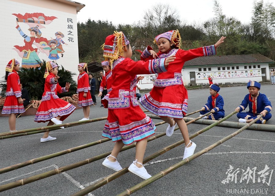 3月16日,一場竹竿舞成果展演活動在資興市回龍山瑤族鄉團結完小進行.