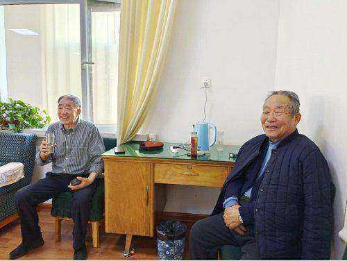 离休老干部在老干部活动中心喝茶,交谈  李晓佳 摄"邱主任对我们来说