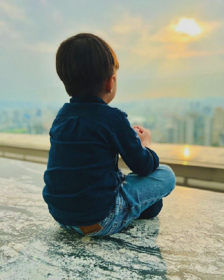 周杰伦分享儿子背影照 坐天台上沐浴阳光