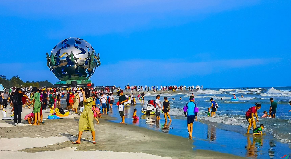 中国天下第一滩长24公里的银沙滩沙滩表面反射霞光绝美风景