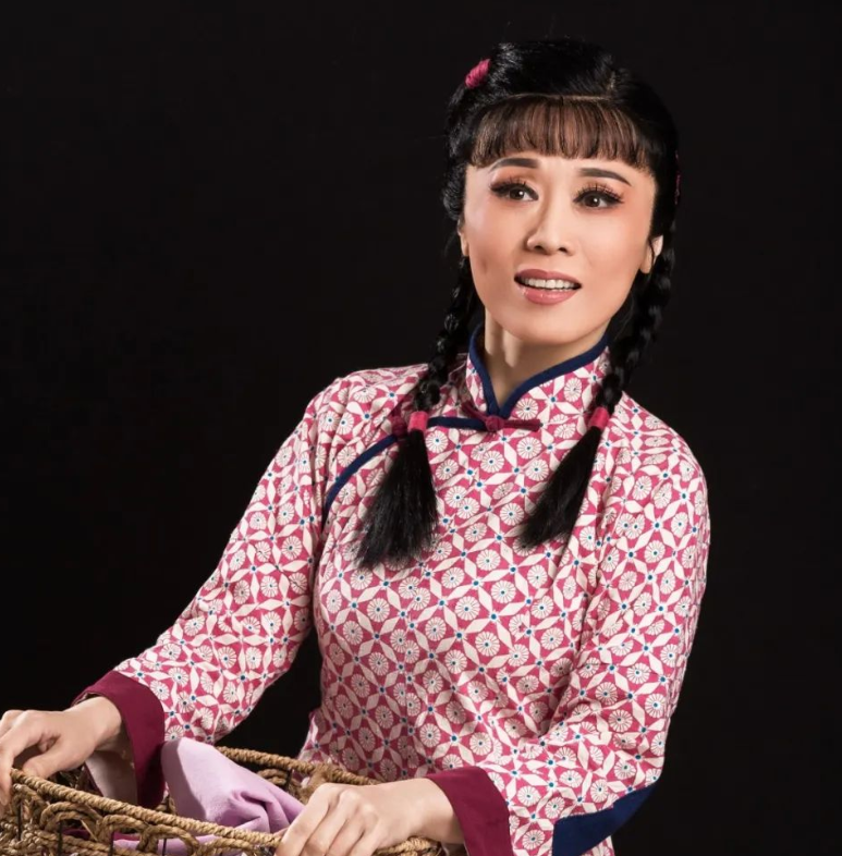 24岁就拿下全国金奖,举办过黄梅戏有史以来第一场个人演唱会,还曾连续