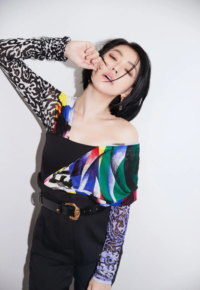 小s的胆子可不比大s小,为了露腿穿热裤出门,走路太不安全了插图7