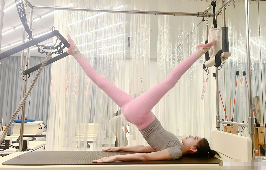 古力娜扎化浓妆做运动穿紧身裤秀一双细腿全身绷紧无一丝赘肉