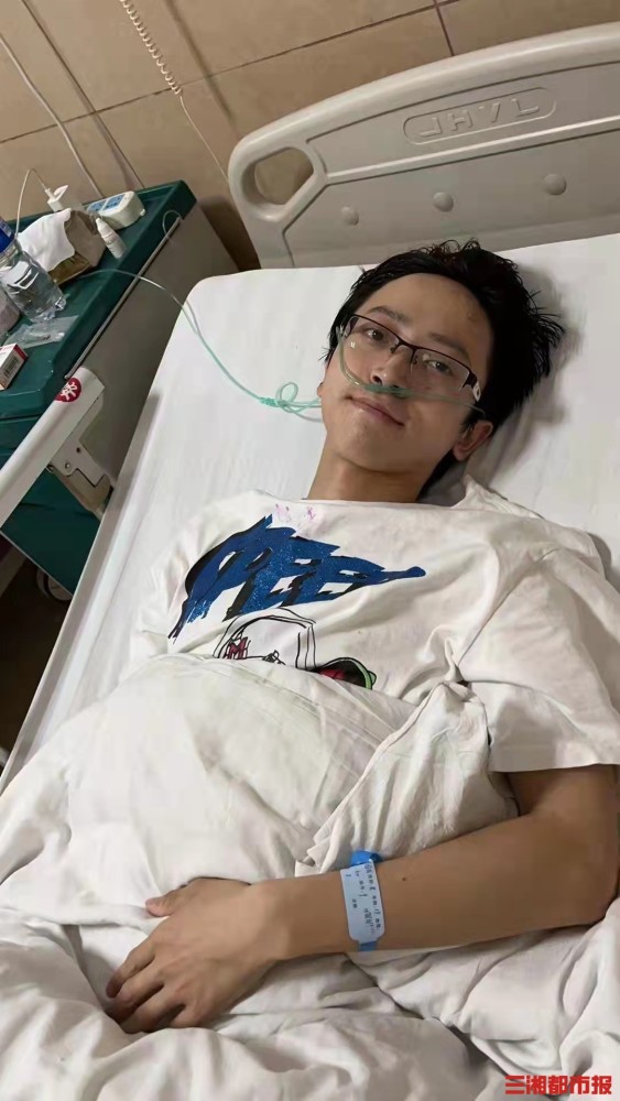 100元,200元,500元……当全校师生得知李国成病情后,大家纷纷伸出援助