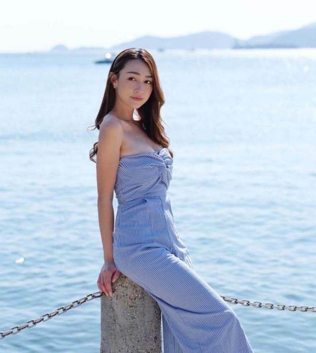 港姐冠军疫下晒沙滩照低胸连体裤尽显完美身材拥有ipad腰