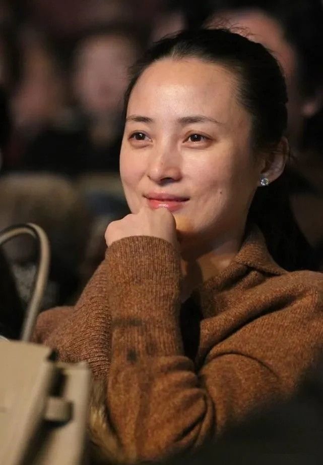 蒋勤勤底子好,46岁素颜也这么漂亮,不化妆很真实看起来很舒服!-cw资讯