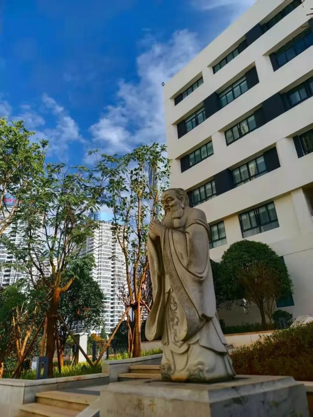 西山区第一中学招聘9名部属公费应届师范生!