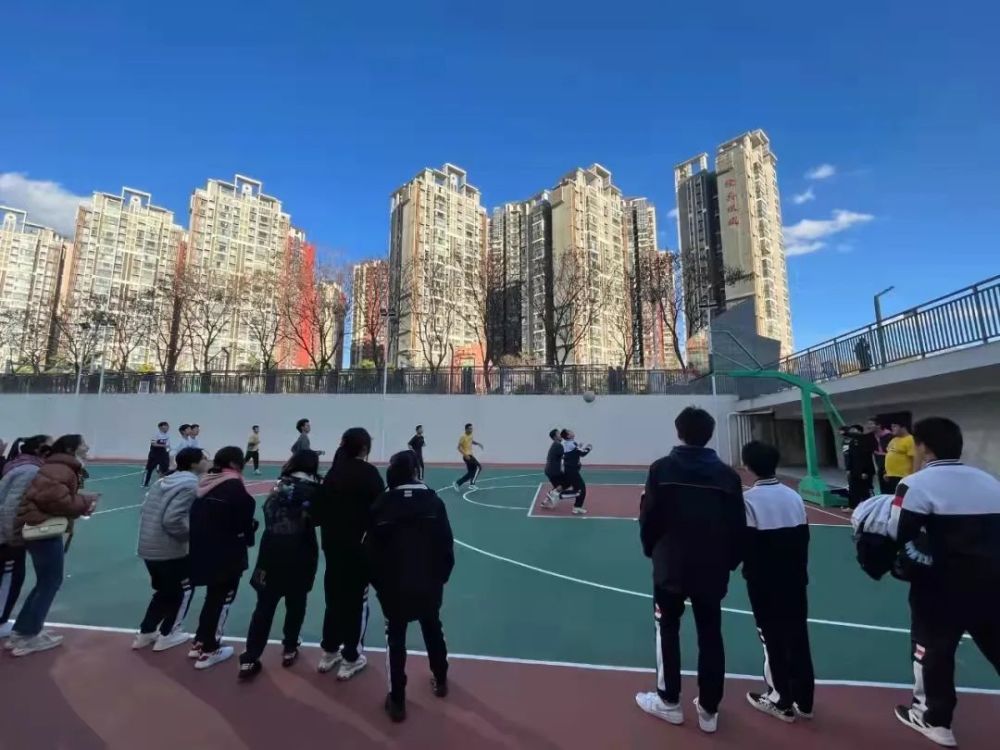 西山一中有一支研教氛围积极向上的教师团队,这当中,有西山区"牛云景