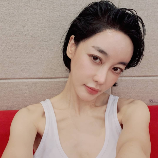 1973年出生金惠恩,毕业于首尔大学声乐系,标准的高材生,所以一开始她