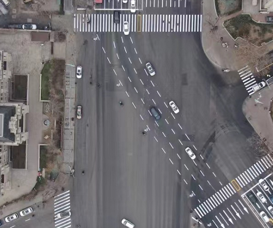 "左转弯引导线"主要用以规范车辆在左转弯过程中的行车轨迹,减少车辆