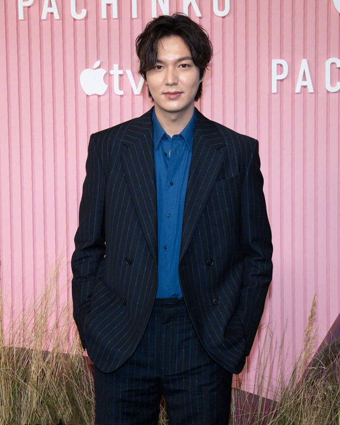 35岁李敏镐发福了穿条纹西装配衬衫出席新剧首映礼快变油腻大叔