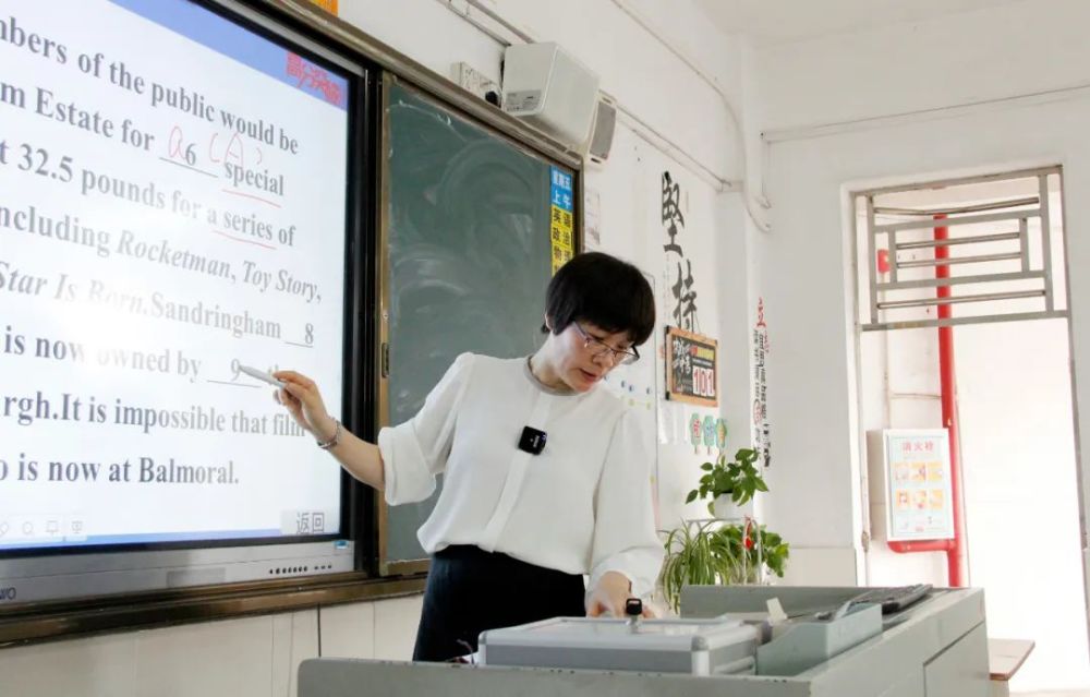 3月17日上午,清溪中学的曾素文老师在九年级(15)班的课室里,正利用"钉