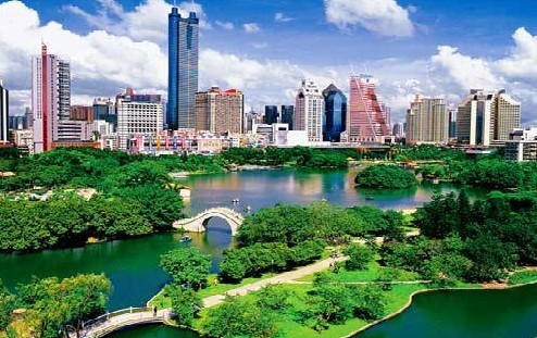 荔枝公园非常的美,位置绝佳,最有名的就是画像广场,这里是很多游客必