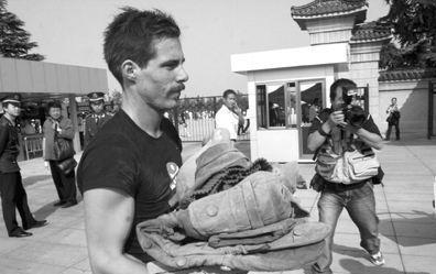 德国小伙跳进兵马俑坑扮演人俑 过很久才被警察认出 结局怎样 天天看点