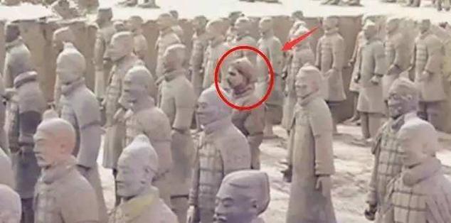德国小伙跳进兵马俑坑扮演人俑 过很久才被警察认出 结局怎样 天天看点