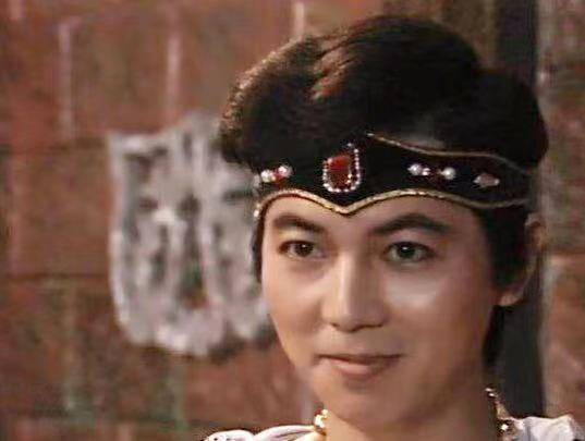 裤,马丁靴……65岁的符冲,与32年前出演电视剧《封神榜》的殷洪时相比