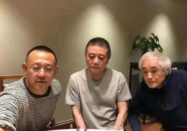 赵宏民在社交平台上晒出了一张照片,是导演姜文和诗人芒克以及王朔的