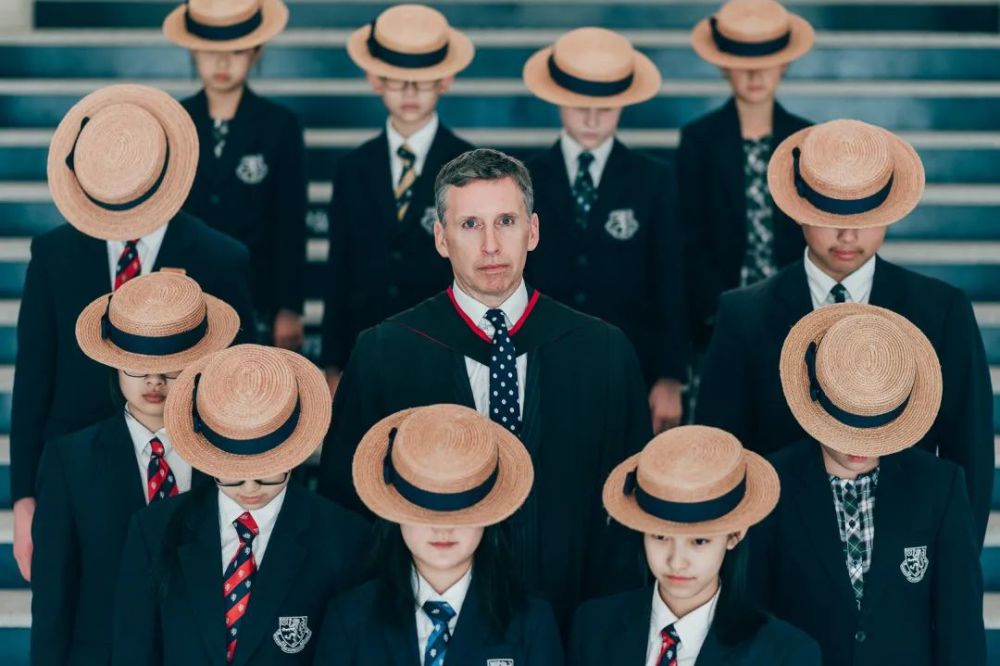 哈罗学生在参加正式活动和上课时须身着深蓝色西装校服,灰色西裤并