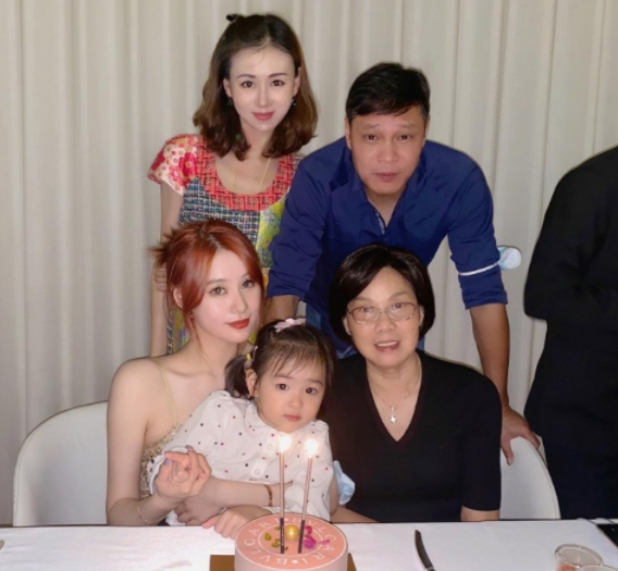2016年,两人大婚,当时婚礼现场,徐根宝,朱广沪,李霄鹏,谢晖等人都去了