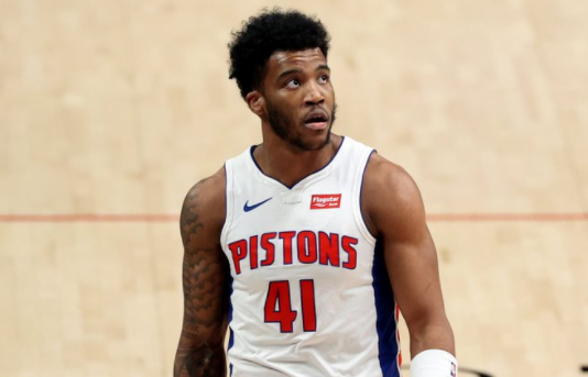 76人刷新球队赛季得分纪录|恩比德59+11+8+7的盖帽数刷新纪录，创造新赛季单场得分王。 花环