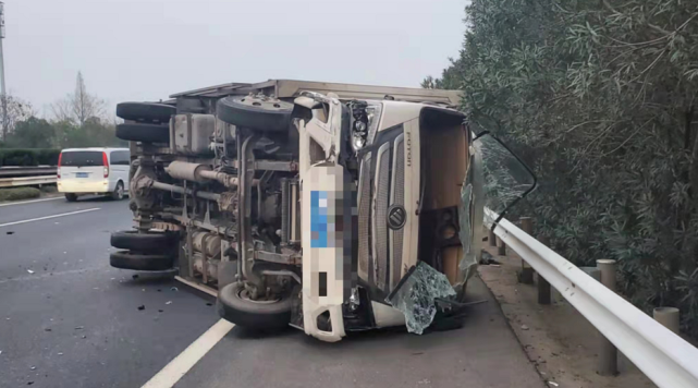 货车翻三四圈后侧翻!司机被卡车内!