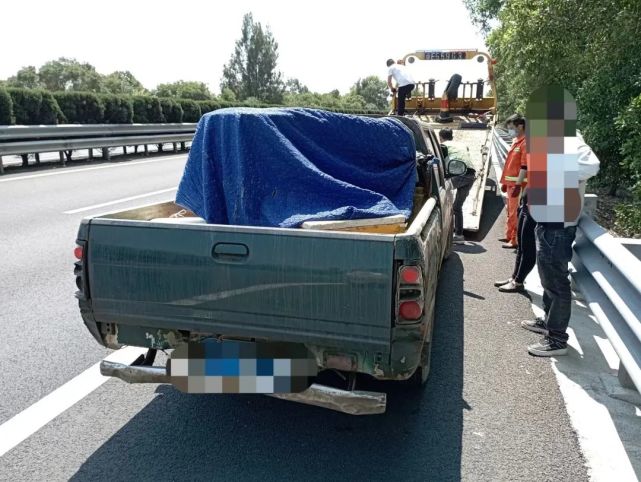 築牢道安防線皮卡車不慎撞護欄高速人員暖心服務獲贊