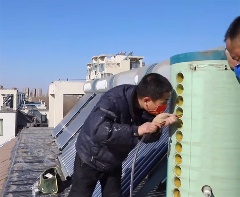 太陽能熱水器不清理有多髒他用兩小時清理水垢堆成山太解壓