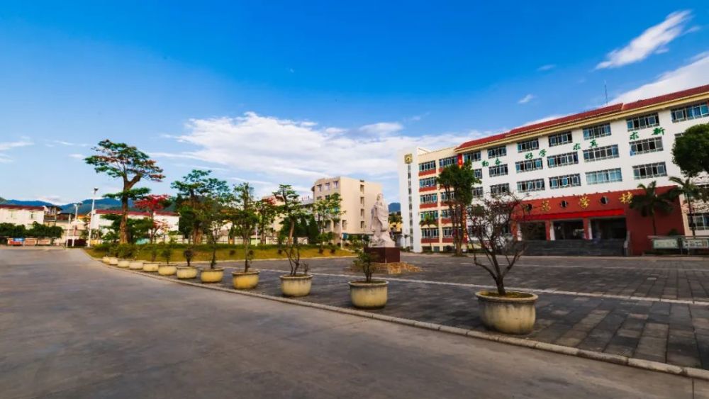 招聘岗位,专业及招聘数芒市第一中学于1972年建校,是芒市一所公办高中