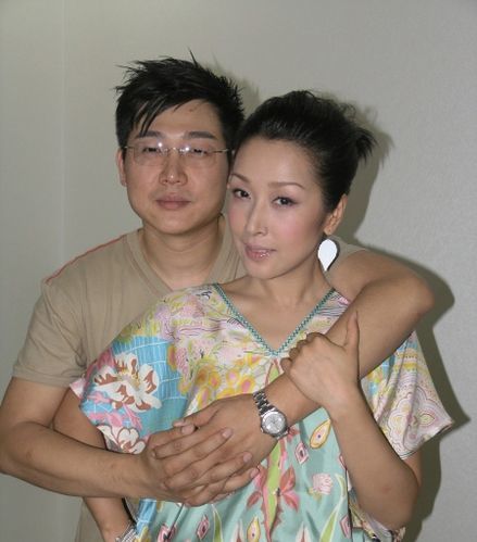 在合作的6年时间里,居鹏一直想尽办法延续孙悦的热度,但是在2000年