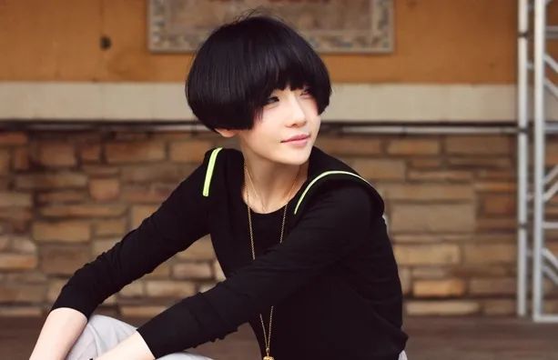 两人的相识一场选美大赛,高晓松对17岁的她(当时名叫徐珊珊)一见钟情.