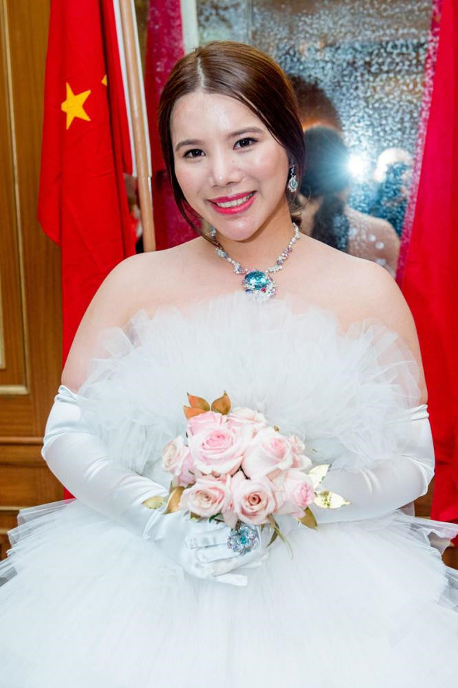 她是亚洲木门大王余静渊唯一的女儿,也是梦天木门唯一的继承人,因此也