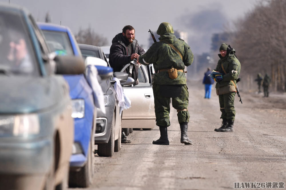 战地报道顿涅茨克民兵肩扛莫辛纳甘狙击步枪检查乌克兰难民