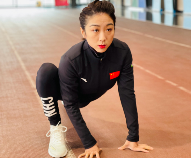 隋文静晒隔离训练日常,表示化个美美的妆跑起来,网友热评喊老婆