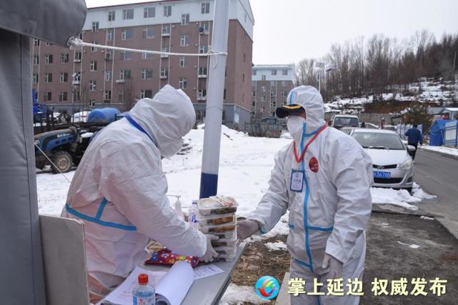 "3月18日,在汪清县新民街道新和社区,"划拉哥"正跟社区工作人员分装