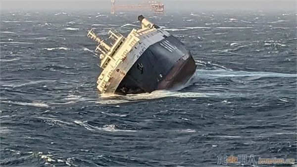 一艘滚装船侧翻沉没