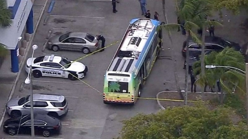美国公交车上发生枪击案致2死！枪手与警方对峙1小时后自首旅游计划的英语对话2人
