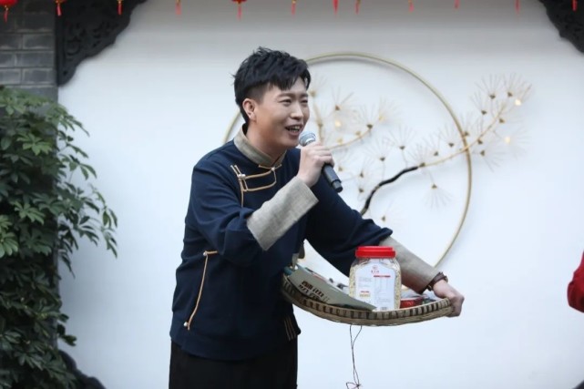 高手在民间民间达人齐聚松潘小伙手持火壶给嘉宾倒茶