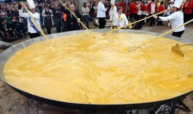 拿5000个鸡蛋制造的煎饼，由9位厨师共同完成，网友：毫无意义_腾讯新闻