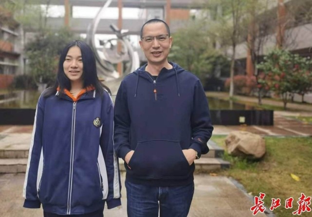 "聂婉莹觉得,武汉的"过早"蛮扎实,吃一碗,一天学习工作都有劲儿,豆皮