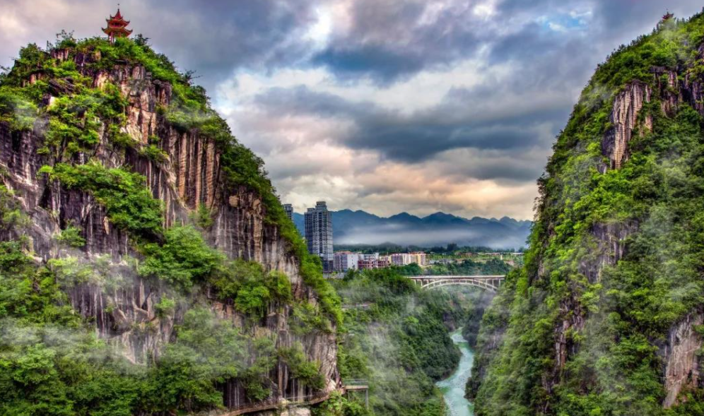 城市大峡谷蒲花暗河图片