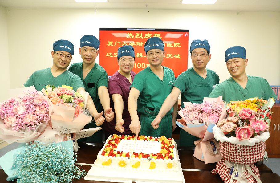 胰外科刘平果教授以及手术麻醉科团队等共同见证"突破百例"的历史时刻