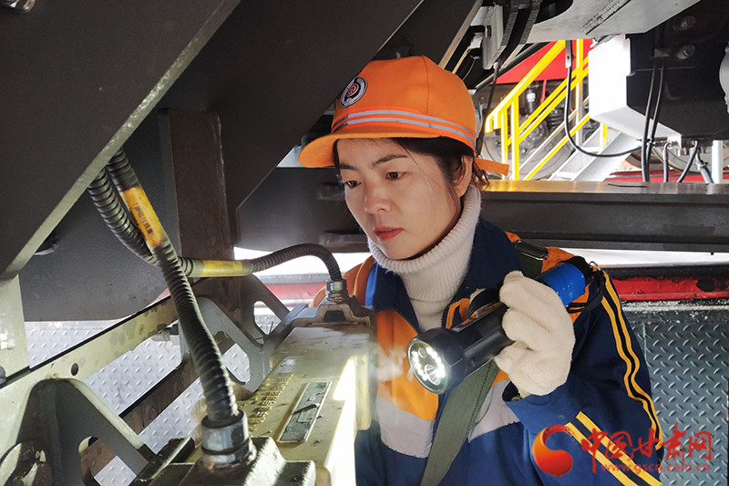 甘快看铁路巾帼张婧婧用执着情怀谱写芳华