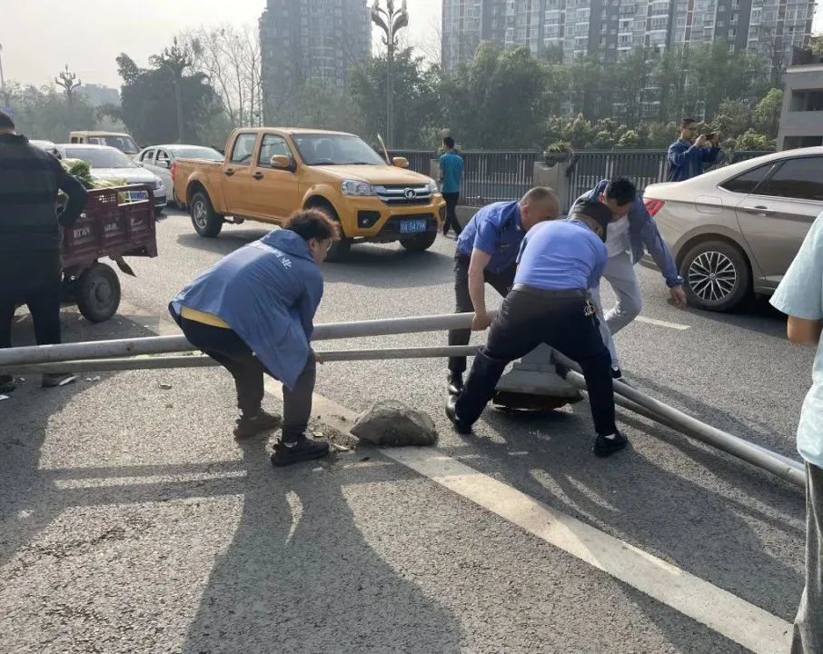 电动三轮车侧翻,新津综合执法队员急救援_腾讯新闻